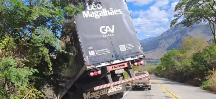 Carreta do cantor sertanejo Léo Magalhães fica pendurada em ribanceira na Chapada Diamantina
