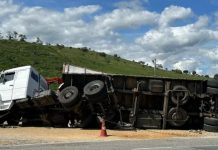 Carreta tomba às margens da BR-116 Carreta tomba às margens da BR-116