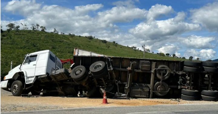 Carreta tomba às margens da BR-116