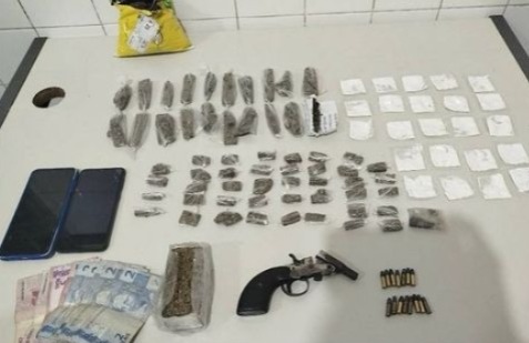 Homem é preso com arma e drogas, na manhã deste domingo, em Macajuba