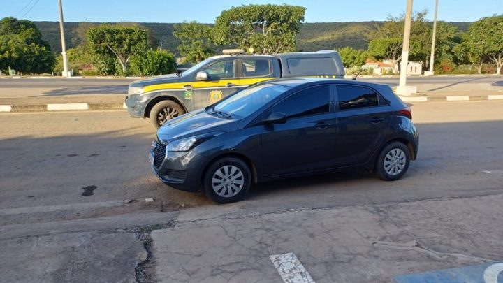 PRF recupera veículo clonado com restrição de furto/roubo na BR 242 em Seabra