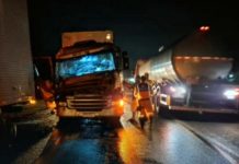 Mulher fica presa em ferragens após batida entre duas carretas Mulher fica presa em ferragens após batida entre duas carretas