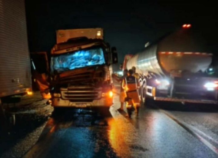 Mulher fica presa em ferragens após batida entre duas carretas