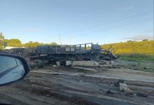 Grave acidente entre carreta e caminhão deixa uma pessoa ferida na BR-242 Grave acidente entre carreta e caminhão deixa uma pessoa ferida na BR-242