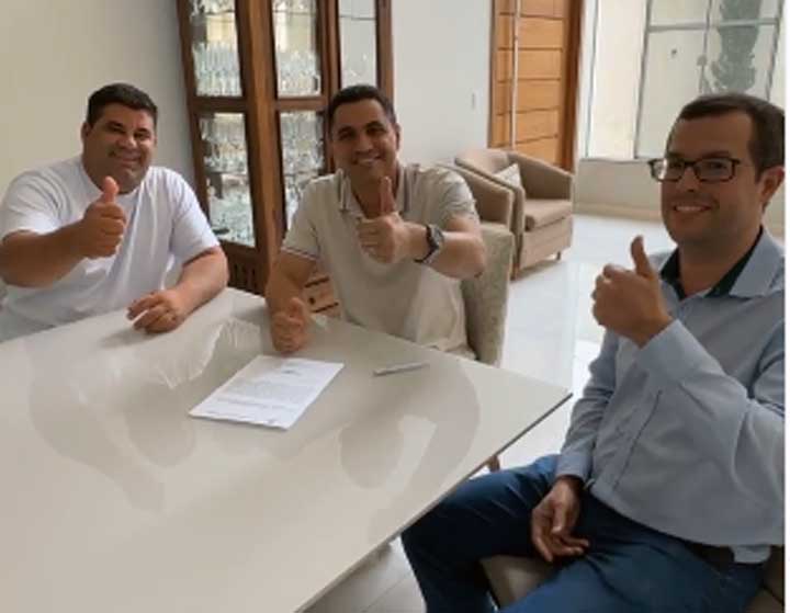 Prefeito assina homologação do concurso de Itaberaba Prefeito assina homologação do concurso de Itaberaba