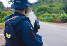 PRF recupera caminhão momentos após roubo em Ruy Barbosa PRF recupera caminhão momentos após roubo em Ruy Barbosa