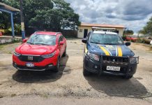 PRF apreende veículo com indícios de adulteração e documentação falsa em Capim Grosso