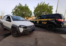 PRF recupera carro furtado que circulava com placa clonada na BR-242 PRF recupera carro furtado que circulava com placa clonada em Ibotirama