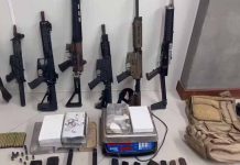 Seis fuzis, metralhadora e mais de mil munições são encontrados em ‘bunker’ durante maior apreensão de armas na Bahia Seis fuzis, uma metralhadora, mais de mil munições, 10kg de pasta base de cocaína, além de dois coletes à prova de balas foram apreendidos no "bunker".