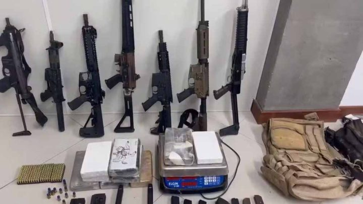 Seis fuzis, uma metralhadora, mais de mil munições, 10kg de pasta base de cocaína, além de dois coletes à prova de balas foram apreendidos no "bunker".