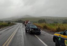 Duas pessoas morrem e outras duas ficam feridas após carros baterem de frente Duas pessoas morrem e outras duas ficam feridas após carros baterem de frente em rodovia na Bahia