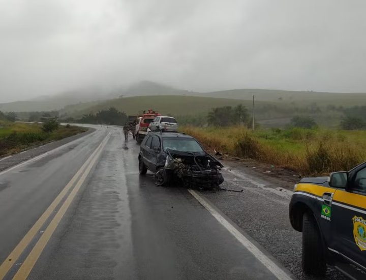 Duas pessoas morrem e outras duas ficam feridas após carros baterem de frente em rodovia na Bahia