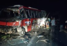 Engavetamento entre dois ônibus e caminhão deixa 16 pessoas feridas na Bahia Engavetamento entre dois ônibus e caminhão deixa 16 pessoas feridas na Bahia