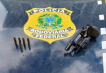 Com revólver municiado na cintura, caminhoneiro é preso na BR-242 Com revólver municiado na cintura, caminhoneiro é preso na BR-242