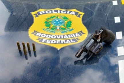 Com revólver municiado na cintura, caminhoneiro é preso na BR-242