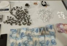 Três pessoas são presas por tráfico de drogas na rua 3 de Maio em Itaberaba Três pessoas são presas por tráfico de drogas na rua 3 de Maio em Itaberaba