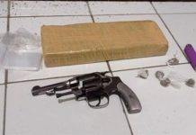 Policia apreende arma de fogo e drogas durante ação em Boa Vista do Tupim Policia apreende arrma de fogo e drogas durante ação em Boa Vista do Tupim