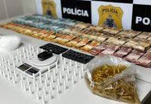 Policia apreende R$ 180 mil em dinheiro e um quilo de cocaína Policia apreende R$ 180 mil em dinheiro e um quilo de cocaína