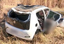 Dois jovens morrem e uma pessoa fica ferida após carro capotar Dois homens morreram e uma pessoa ficou ferida após carro capotar e sair da rodovia na Bahia