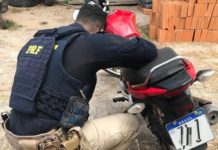 Motocicleta roubada é recuperada pela PRF, na BR-242 Motocicleta roubada é recuperada pela PRF, na BR-242