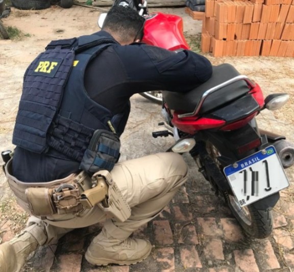 Motocicleta roubada é recuperada pela PRF, na BR-242