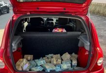 Carro abandonado é apreendido com cerca de R$ 1 milhão dentro de porta-malas Carro abandonado é apreendido com cerca de R$ 1 milhão dentro de porta-malas