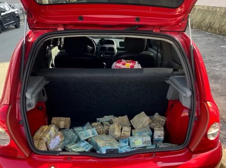 Carro abandonado é apreendido com cerca de R$ 1 milhão dentro de porta-malas