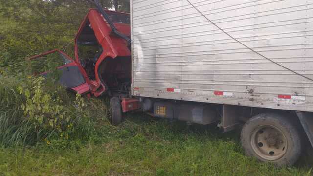 Homem morre atropelado pelo prório caminhão após retirar calço de pneu do veículo