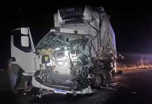 Uma pessoa morre e duas ficam gravemente feridas após batida entre caminhões na BR-242 Uma pessoa morre e duas ficam gravemente feridas após batida entre caminhões na BR-242