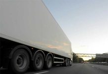 Polícia resgata crianças de 8 e 9 anos que se esconderam em cima de estepe de caminhão para conhecer praia na Bahia Polícia resgata crianças de 8 e 9 anos que se esconderam em cima de estepe de caminhão para conhecer praia na Bahia