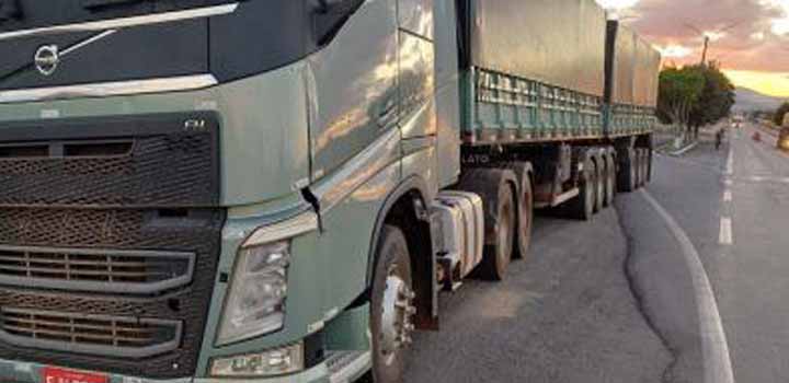 Bitrem de 9 eixos é retido na BR 242 após motorista apresentar AET irregular