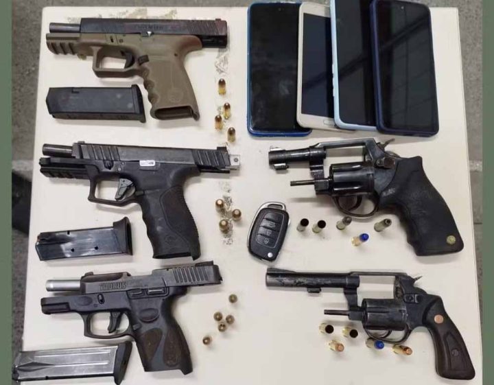 Armas e munições apreendidas com suspeitos