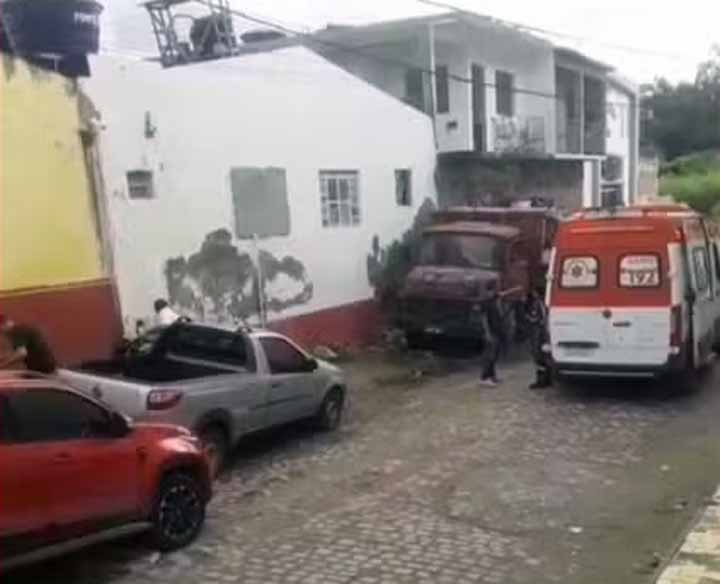 Corpo de vítima de feminicídio é encontrado dentro de caminhão na Bahia.