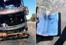 Bíblia é encontrada intacta após incêndio que destruiu ônibus Bíblia é encontrada intacta após incêndio que destruiu ônibus