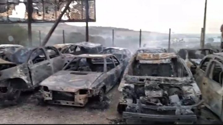 Incêndio atinge pátio e cerca de 50 carros ficam destruidos