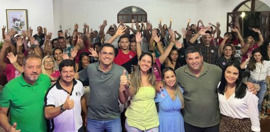 Davi dos Anjos se reune com pré-candidata a vereadora Danila Sá Teles, acompanhado do prefeito Ricardo Mascarenhas e apoiadores