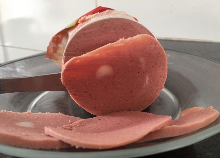 Bahia registra 2 mortes suspeitas de botulismo; doença está associada ao consumo de mortadela de frango Bahia registra 2 mortes suspeitas de botulismo; doença está associada ao consumo de mortadela de frango