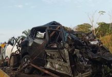 Três homens morrem após acidente entre carros e caminhão