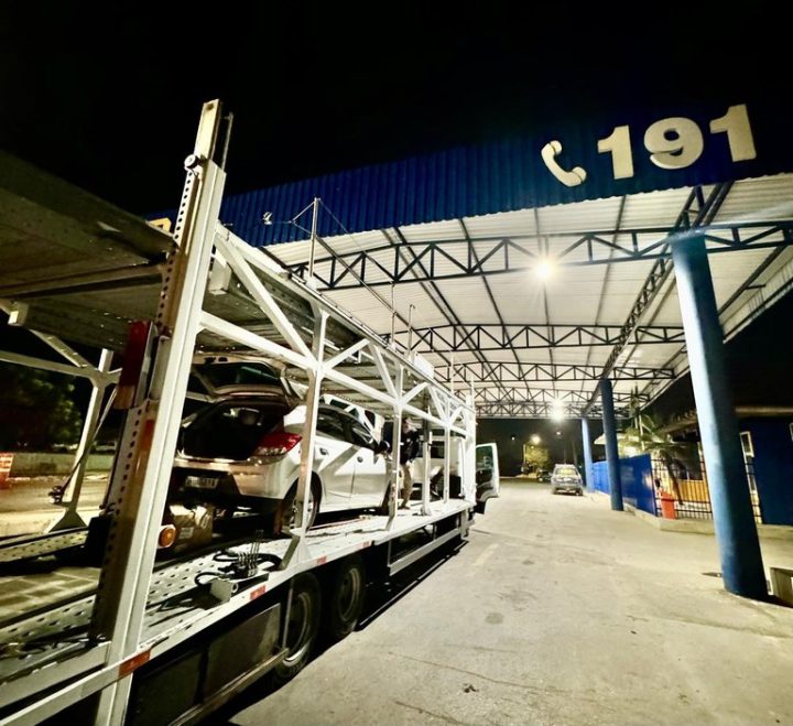 PRF flagra caminhão cegonha transportando veículo roubado em Barreiras