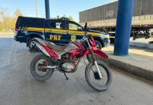 Durante fiscalização na BR-242 , policia apreende moto roubada Durante fiscalização na BR-242 , policia apreende moto roubada