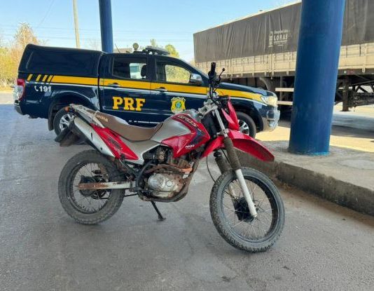 Durante fiscalização na BR-242 , policia apreende moto roubada Durante fiscalização na BR-242 , policia apreende moto roubada