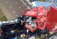 Homem morre e uma pessoa fica ferida após batida entre duas carretas Homem morre e uma pessoa fica ferida após batida entre duas carretas no sudoeste da Bahia