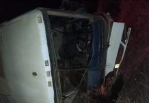 Criança de 5 anos tem braço amputado após ônibus tombar no interior da Bahia Criança de 5 anos tem braço amputado após ônibus tombar no interior da Bahia