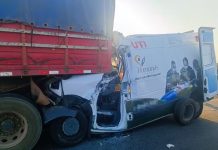 Quatro pessoas morrem após batida entre ambulância e caminhão na Bahia