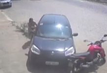 Criança de 3 anos liga carro e invade loja na Bahia; veículo quase atropela duas pessoas
