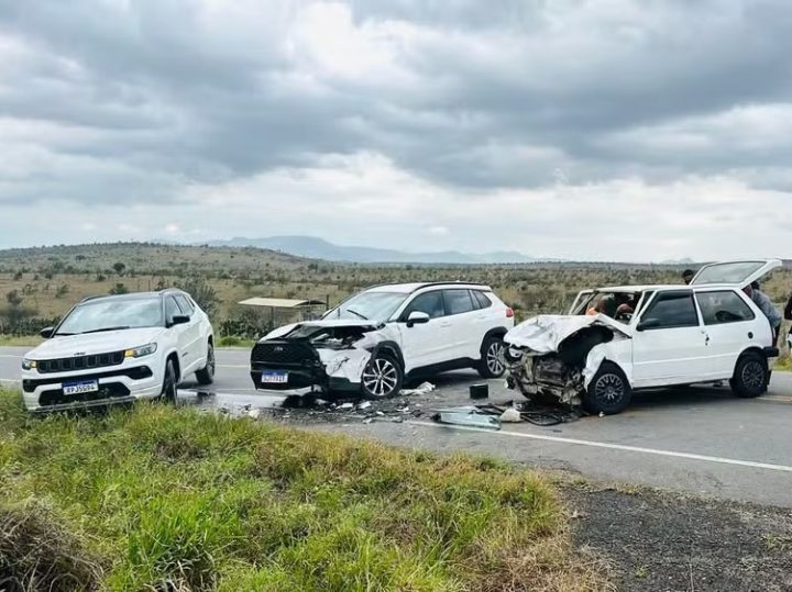 Idoso morre em batida entre dois carros na BR-242