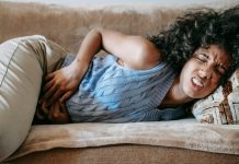 Nova lei garante 3 dias de afastamento para servidores públicos com sintomas menstruais graves em cidade baiana