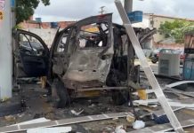 Carro fica destruído após explosão durante abastecimento de GNV