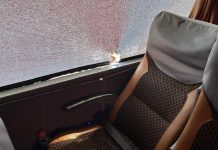 Ônibus do Corinthians é alvo de pedrada na chegada ao estádio do Barradão antes de jogo contra o Vitória