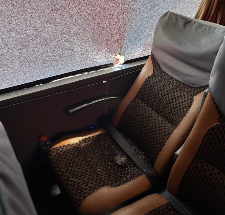 Vidro do ônibus do Corinthians foi danificado pela pedrada Vidro do ônibus do Corinthians foi danificado pela pedrada